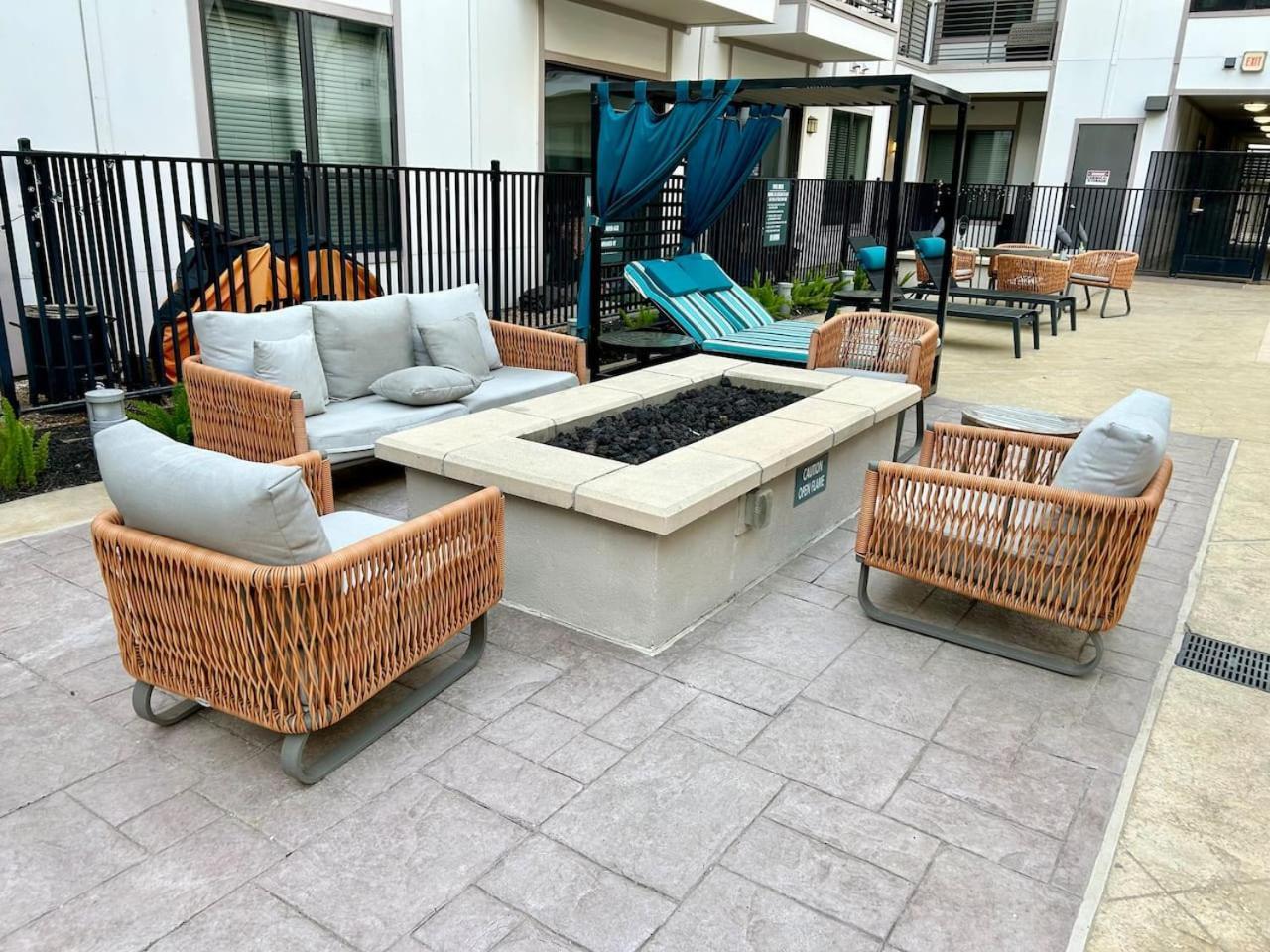 Heights Functional 2b2b Longterm Apartment Houston